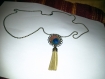 Long collier fantaisie - son pendentif et son pompon - plumes paon 