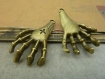 10 breloques , 26mm * 30mm , bronze antique , fantôme main la main de squelette , c4657 