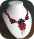 Collier en dentelle, rouge et noir avec perles nacrées 