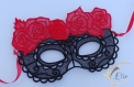 Masque noir en broderie avec roses rouges 