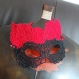 Masque noir en broderie avec roses rouges 