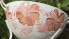 Vintage : ancienne passoire alu, peinte : fleurs beige/rosé 