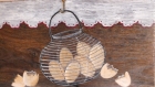 Peinture sur bois : dame poule surveille ses oeufs dans le panier.... 