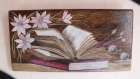 Planche recyclée peinte : des livres, des pinceaux, des lunettes, des fleurs, ..... 