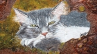 Peinture animalière : super belle planche où un gentil petit chat se repose 