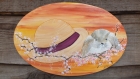 Peinture sur bois ovale : un chapeau derrière lequel semble se cacher un petit lapin... 