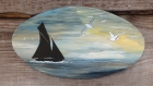 Planche ovale en bois voilier parti sur l'océan breton peint à main levée 
