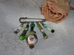 Broche/épingle : tons verts - perle centrale argile modelée et peinte 