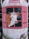 Vintage : peinture sur chane : une jolie vache vous souhaite bienvenue par la fenêtre 