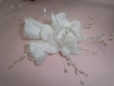 Peigne coiffe mariage avec des fleurs en soie blanche et petites cascades de perles 