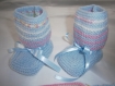 Gilet layette fille 3 mois, bleu ciel et rose, chaussons assortis, tricoté main 