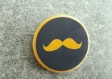 Badge moustache jaune 