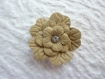 Fleur simili cuir couleur beige 