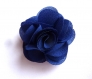 Fleurs en taffetas de couleur bleu nuit. 