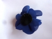 Fleurs en taffetas de couleur bleu nuit. 