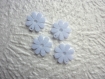 Lot de 4 fleurs en feutrine de couleur blanche. 