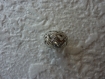 Grande perle ronde entre deux métal aluminium filigrane. 