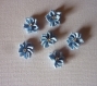 Fleurs tissu de couleur bleu avec un strass au centre. 