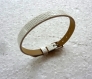 Bracelet montre en simili cuir couleur blanc. 