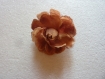 Grande fleur tissu taffetas couleur marron avec acrroche épingle au dos. 