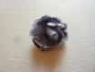 Grande fleur tissu taffetas couleur gris avec acrroche épingle au dos. 