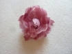 Grande fleur tissu taffetas couleur parme avec acrroche épingle au dos. 