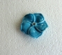 Très belle fleur en porcelaine de couleur bleu 