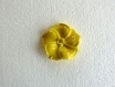 Très belle fleur en porcelaine de couleur jaune . 