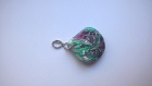 Porte-clef galet peint violet, vert et blanc 