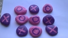 Galet peint, jeu de morpion rose et violet 
