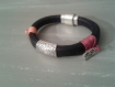 Bracelet en cuir noir avec fils de coton orange et rouge 