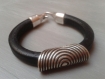 Bracelet noir cuir véritable agrémenté d'une grosse perle spirale métal argenté 