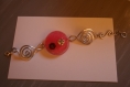 Bracelet en en aluminium et résine rouge agrémenté d' un coeur argenté et d'une boule bordeaux en aluminium 