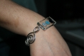 Bracelet en résine transparente agrémenté de petites fleurs bleues 
