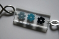 Bracelet en résine transparente agrémenté de petites fleurs bleues 