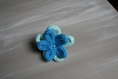 Magnifique broche fleur en tricotin de couleur turquoise 