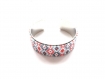 Très joli bracelet blanc, rouge et gris tissé en perles miyuki monté sur bracelet rigide 