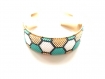 Très joli bracelet noir blanc, bleu canard et doré tissé en perles miyuki monté sur bracelet rigide 