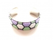 Très joli bracelet noir blanc, mauve et vert clair tissé en perles miyuki monté sur bracelet rigide 