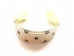 Très joli bracelet noir blanc et doré tissé en perles miyuki monté sur bracelet rigide 