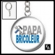 Porte clés couleur argentée cabochon 25 mm en résine motif papa bricoleur ( 1912 ) - texte, fête des pères, père 