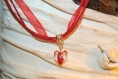 Collier en coton et organza avec pendentif coeur rouge