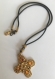Collier cordon noir et son pendentif croix en métal doré vielli 