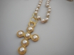 Collier perles blanches et croix en métal doré avec perles 