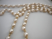 Collier perles blanches et croix en métal doré avec perles 