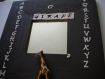 Miroir en bois peint en marron alphabet feutrine et sa girafe 