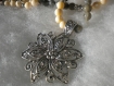 Sautoir perles et grand pendentif fleur en métal argenté 