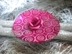 Broche bouton de nacre fuchsia gravé et sa rose métallique