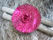 Broche bouton de nacre fuchsia gravé et sa rose métallique