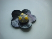 Broche bouton de nacre fleur et son cabochon en gris et jaune 